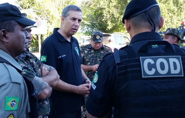 José Eliton define estratégias com policiais do Batalhão Ambiental e do COD