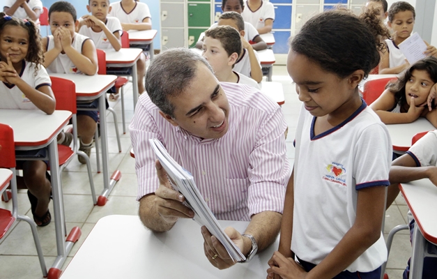 José Eliton visita iniciativa beneficente para crianças na Bahia