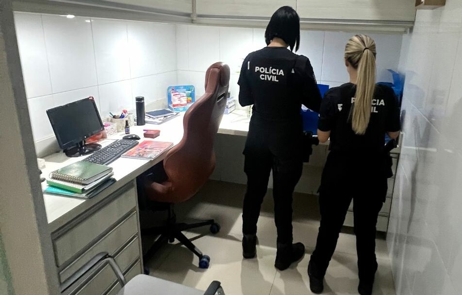 Jovem é presa suspeita de perseguir e ameaçar ex-namorado em Trindade
