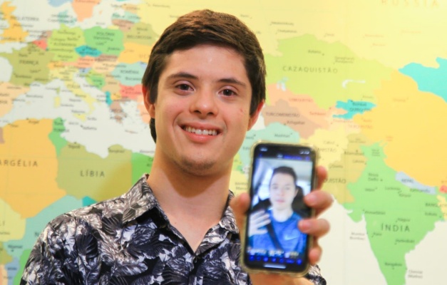 Jovem goiano é destaque entre os influenciadores com deficiência no Brasil