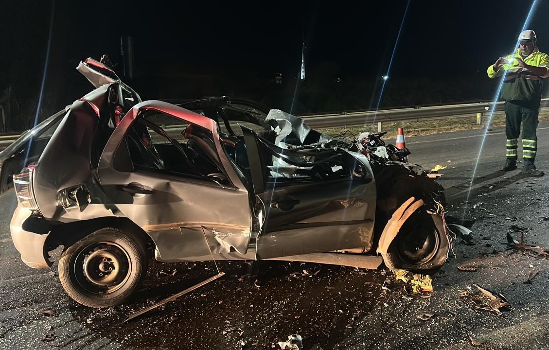 Jovem morre após acidente entre carro e caminhão em Anápolis