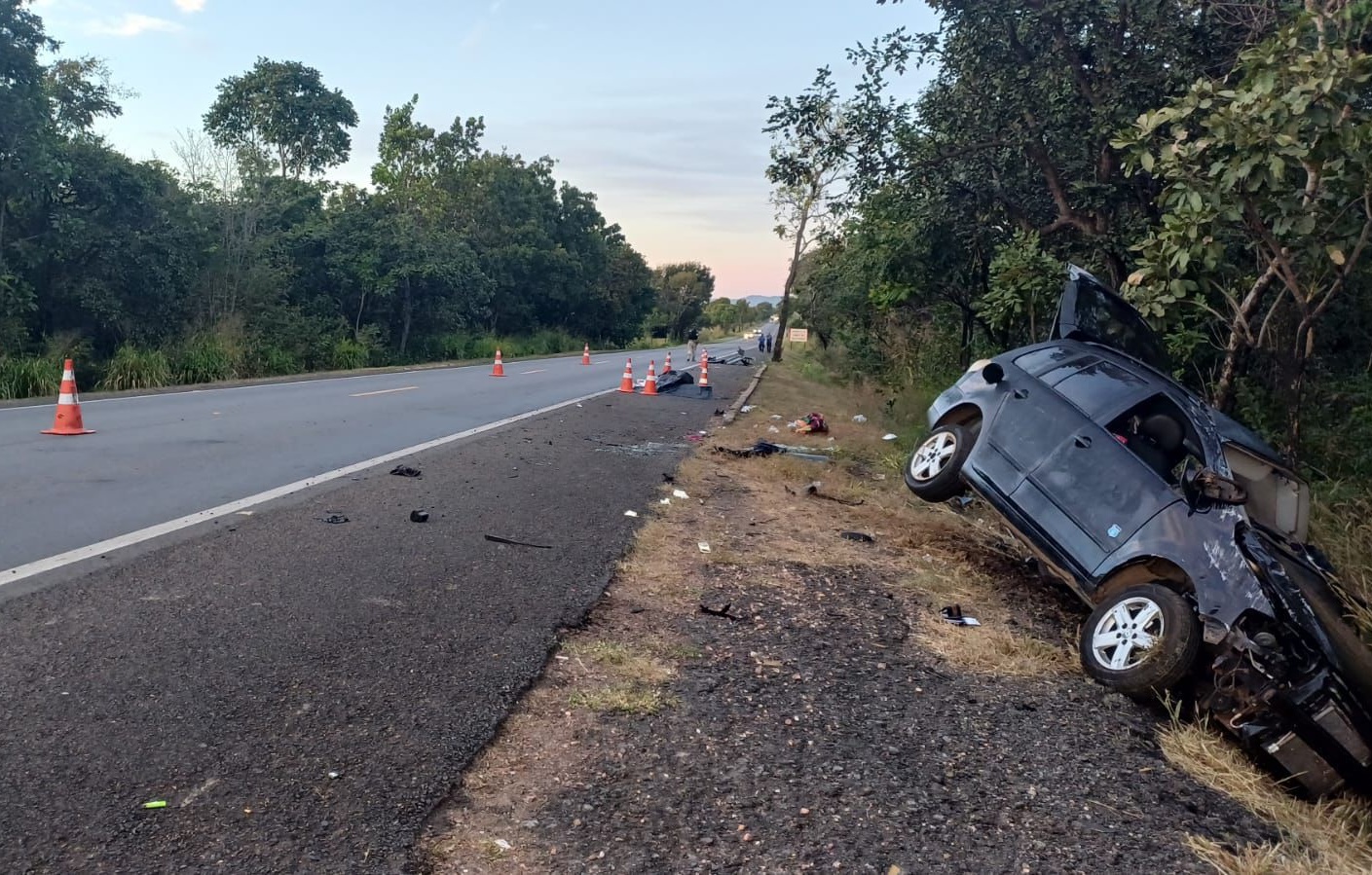 Jovem morre após carro sair da pista e bater contra árvore em Mara Rosa 