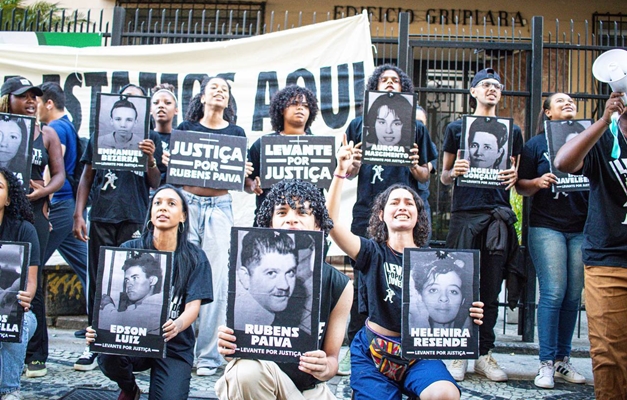 Jovens fazem protesto em frente a prédio de acusado por tortura e morte de Rubens Paiva