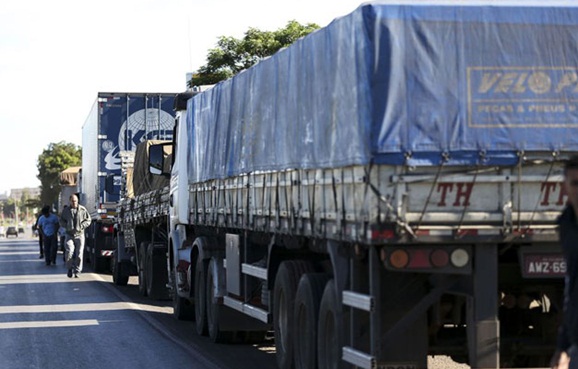 Justiça manda caminhoneiros liberarem estradas em Goiás