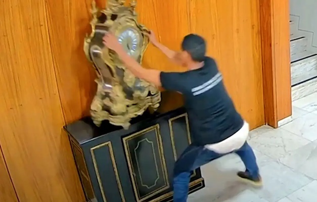Justiça solta homem que quebrou relógio histórico no 8/1