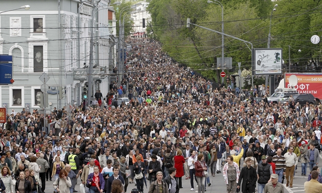 Milhares tomam ruas em protesto velado contra Putin