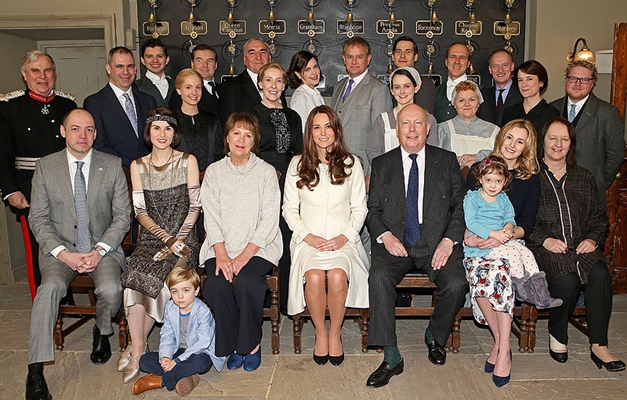 Kate Middleton visita elenco da série 'Downton Abbey'