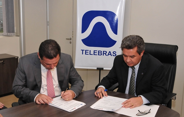 Marconi assina termo de cooperação com a Telebras