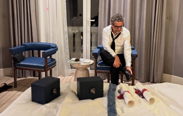 Kleber Mendonça Filho posta foto com vencedor da Palma de Ouro e se despede de Cannes