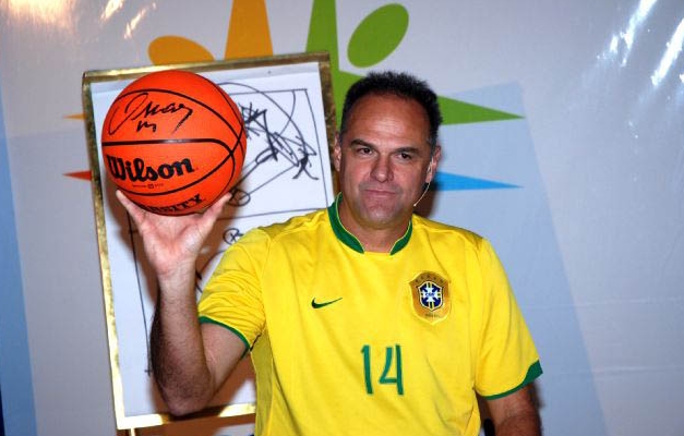 Ídolo do basquete nacional e alvinegro, Oscar Schmidt comemora 64 anos