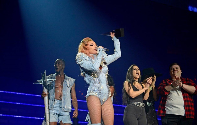 Lady Gaga chama fã com doença rara para cantar com ela no palco