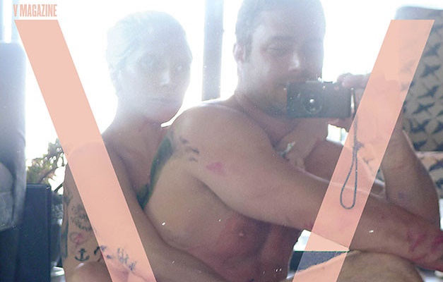 Lady Gaga posa nua com noivo em capa de revista