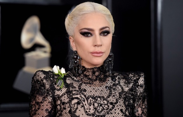 Lady Gaga volta a cancelar apresentações por problema de saúde