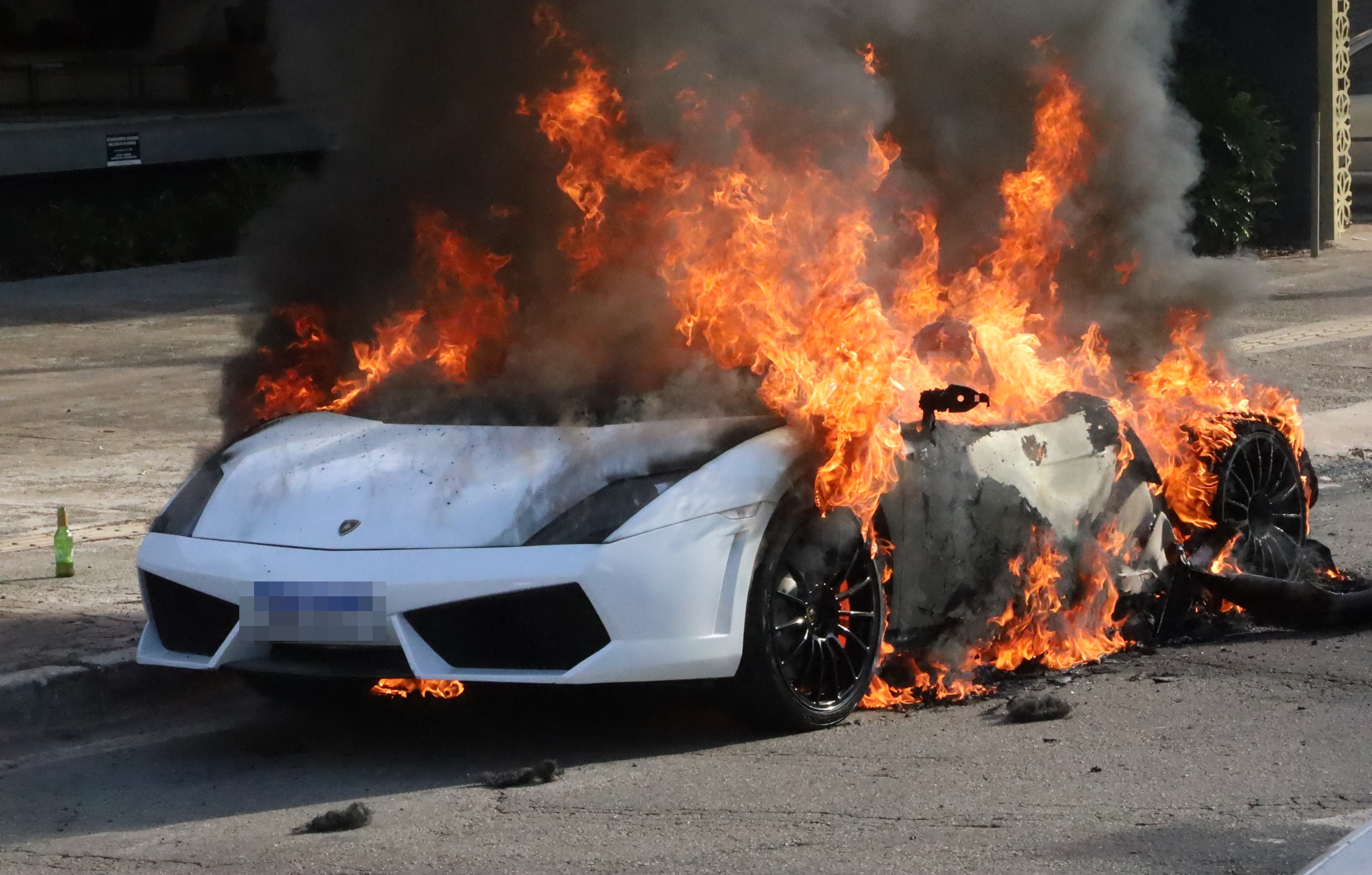 Lamborghini pega fogo na Avenida 136, em Goiânia