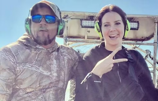 Lana Del Rey se casa com guia turístico de jacarés Jeremy Dufrene, diz jornal