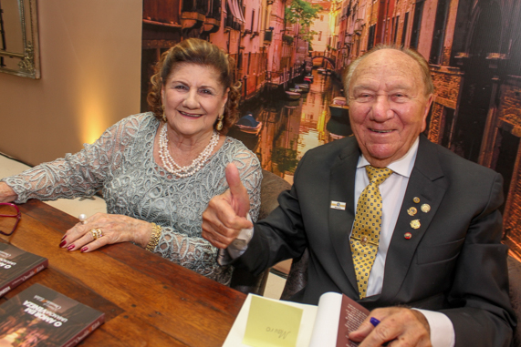 Lançamento de livro sobre romance em Nova Veneza reúne convidados em Goiânia