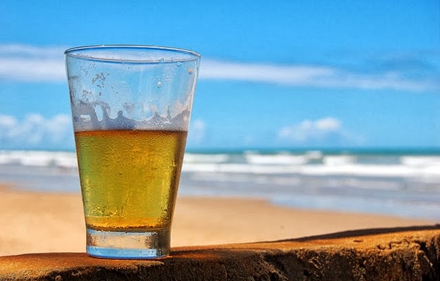 Lata de cerveja custa até R$ 12 no litoral de São Paulo 