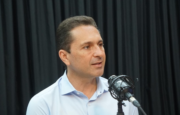 Leandro Vilela diz que antecessor deu "calote" nos servidores de Aparecida 
