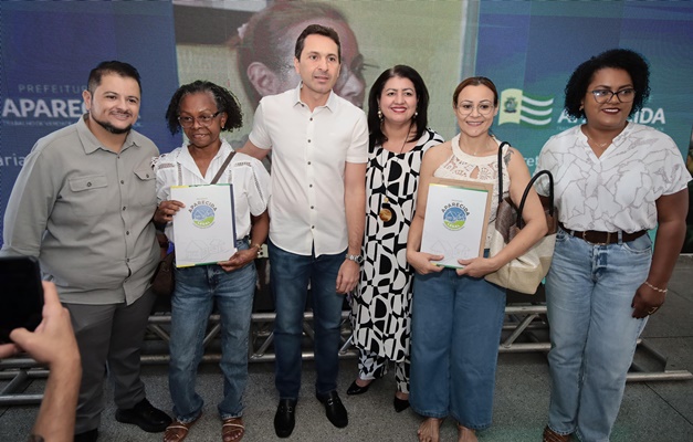 Leandro Vilela entrega 83 escrituras do programa Aparecida Legal 2025
