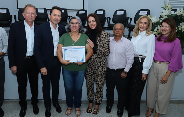 Leandro Vilela entrega certificados de aposentadoria a 40 servidores