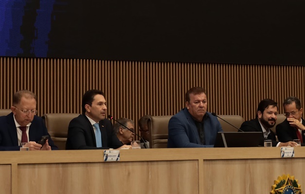 Leandro Vilela presta contas à Câmara e destaca quitação de dívidas