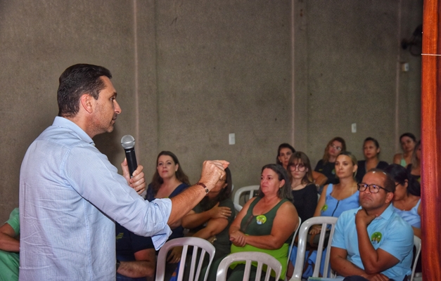 Leandro Vilela projeta ações durante encontro com educadores de Aparecida 