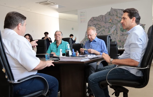Leandro Vilela recebe representantes da Adial e conhece projeto
