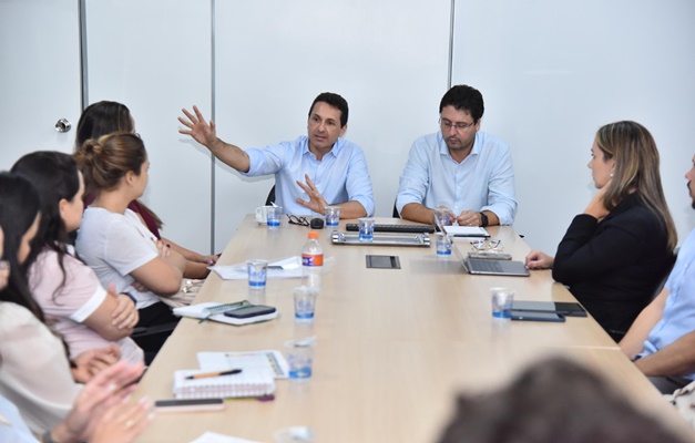 Leandro Vilela reúne equipe e defende mais eficiência na Saúde de Aparecida