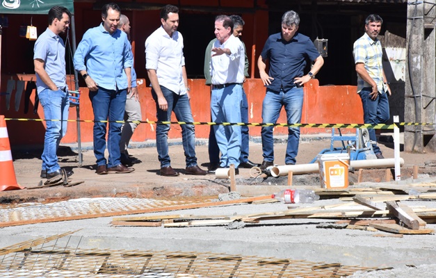 Leandro Vilela visita obras da Avenida Santana em Aparecida de Goiânia