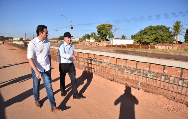 Leandro Vilela visita obras na Avenida das Nações em Aparecida de Goiânia