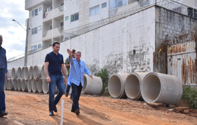 Leandro Vilela vistoria obras de drenagem e CMEI em Aparecida de Goiânia