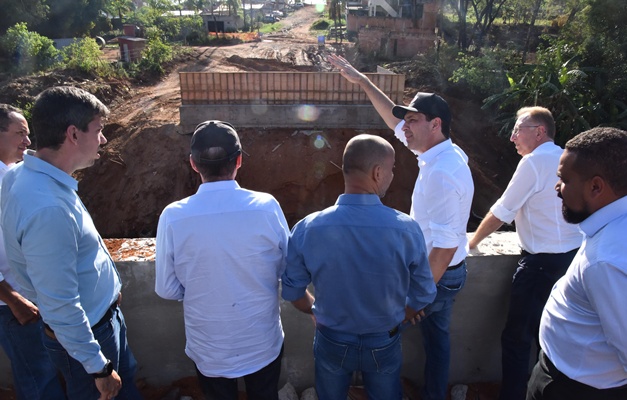 Leandro Vilela vistoria obras de ponte e recapeamento em Aparecida