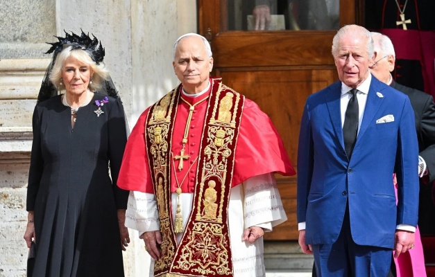 Leão XIV e Rei Charles III rezam juntos em gesto não feito desde ruptura religiosa há 500 anos