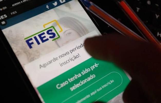Lei que permite renegociação de dívidas do Fies é sancionada