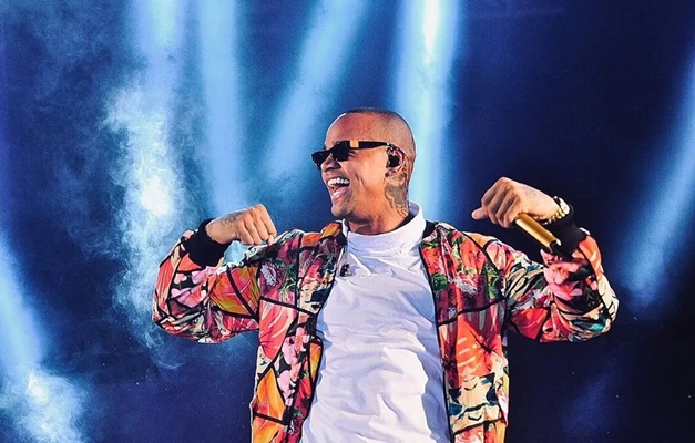 Léo Santana mistura axé e pagode baiano em show na capital goiana 