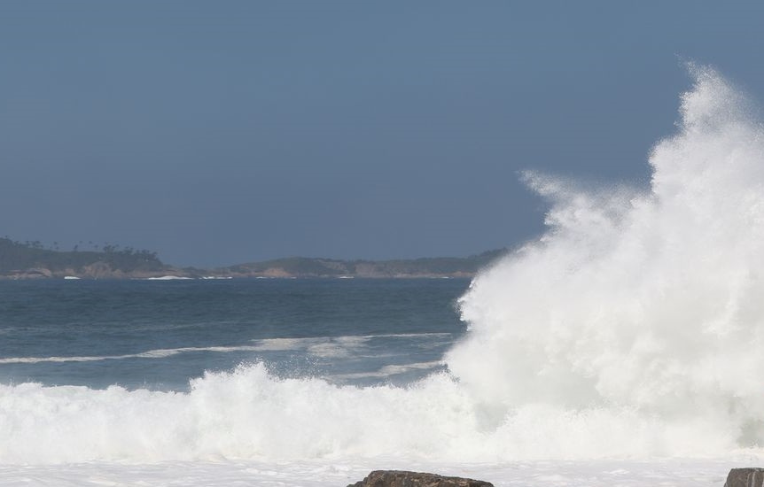 Litoral de São Paulo tem alerta para ressaca e grandes ondas  