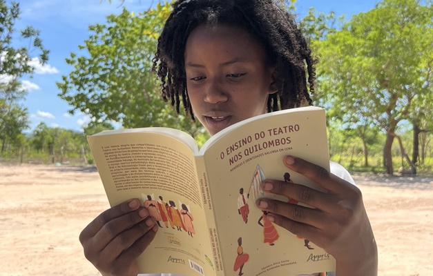 Livro sobre ensino de teatro nos quilombos é lançado em Cavalcante de Goiás 
