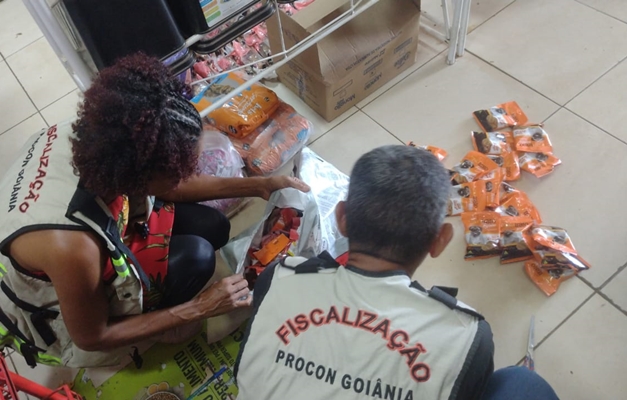 Loja em Goiânia é autuada por vender alimentos vencidos destinados a animais
