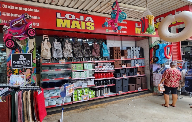 Lojas de variedades colorem Centro de Goiânia e expõem prateleiras recheadas