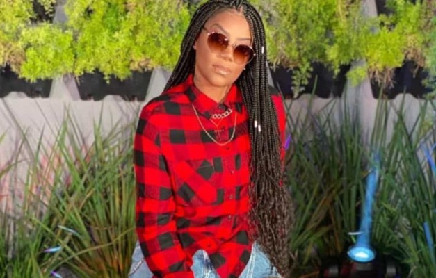 Ludmilla cai na piscina durante live no YouTube