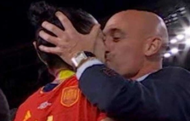 Luis Rubiales é banido por três anos pela Fifa após beijo não consentido em Jenni Hermoso