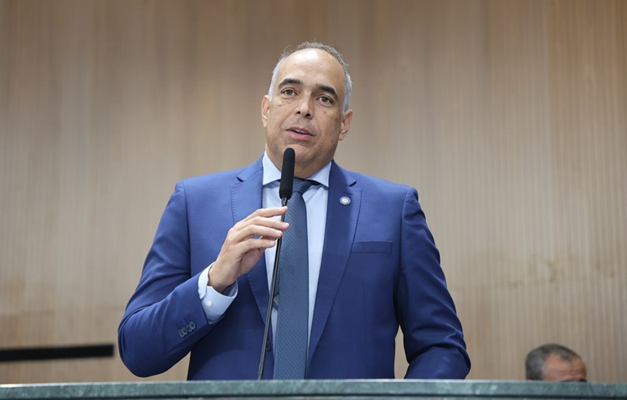 Luiz Sampaio assume cadeira de deputado na Assembleia de Goiás 