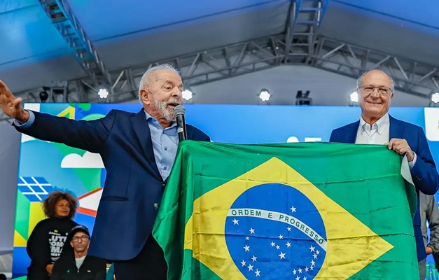 Lula chama Trump "para conversar" e reafirma que Brasil tenta negociar