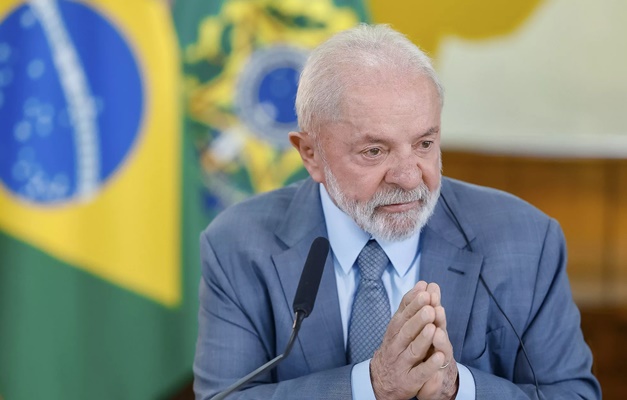 Lula cumprimenta novo papa e pede continuidade do legado de Francisco