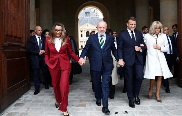 Lula e Macron entram de mãos dadas no Palacio do Eliseu em Paris 