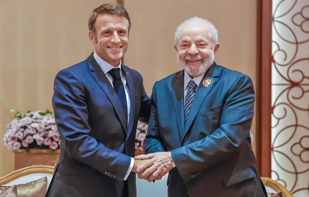Lula e Macron visitam floresta e conversam com indígenas em Belém