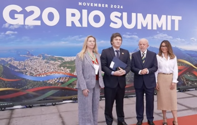 Lula e Milei trocam aperto de mãos pela primeira vez no G20