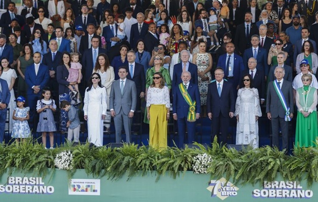 Lula encerra desfile da Independência marcado por coro de 'sem anistia' com Motta na tribuna