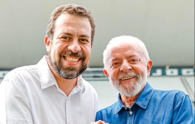 Lula faz pedido de votos para Boulos em ato, o que é vedado