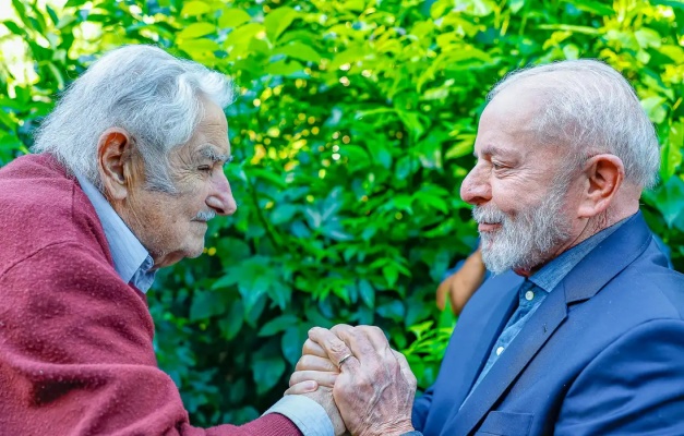 Lula participa de funeral do ex-presidente do Uruguai Pepe Mujica